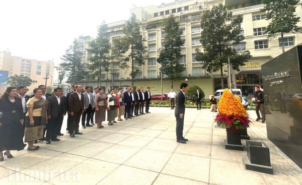 TP Hồ Chí Minh: Đoàn đại biểu Chính quyền tỉnh Hủa Phăn (CHDCND Lào) dâng hoa tưởng niệm Chủ tịch Hồ Chí Minh